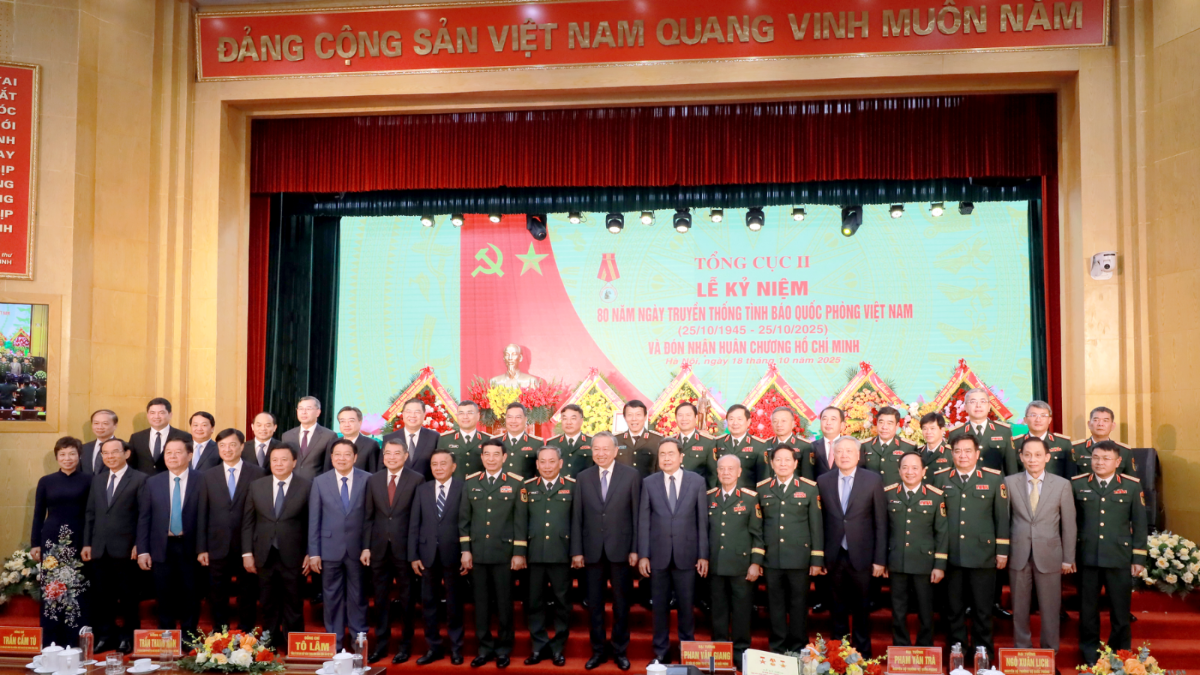 Tổng Bí thư Tô Lâm và các đồng chí Lãnh đạo Đảng, Nhà nước chụp ảnh lưu niệm cùng các đồng chí Lãnh đạo Tổng cục II và Bộ Quốc phòng.