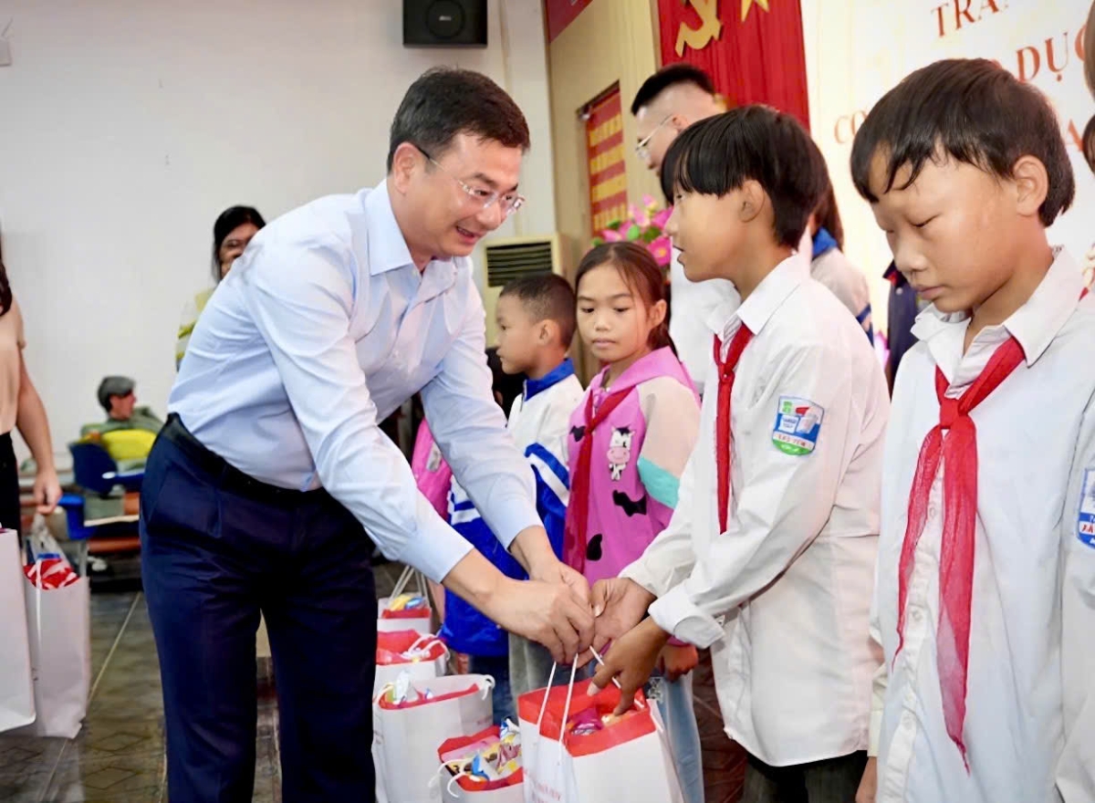 Đoàn công tác của Ngân hàng Nhà nước tặng quà cho trẻ em khó khăn tại Sơn La.