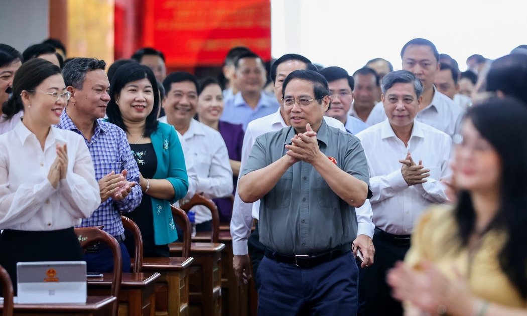 Thủ tướng Chính phủ Phạm Minh Chính tiếp xúc với cử tri thành phố Cần Thơ - Ảnh: VGP/Nhật Bắc.