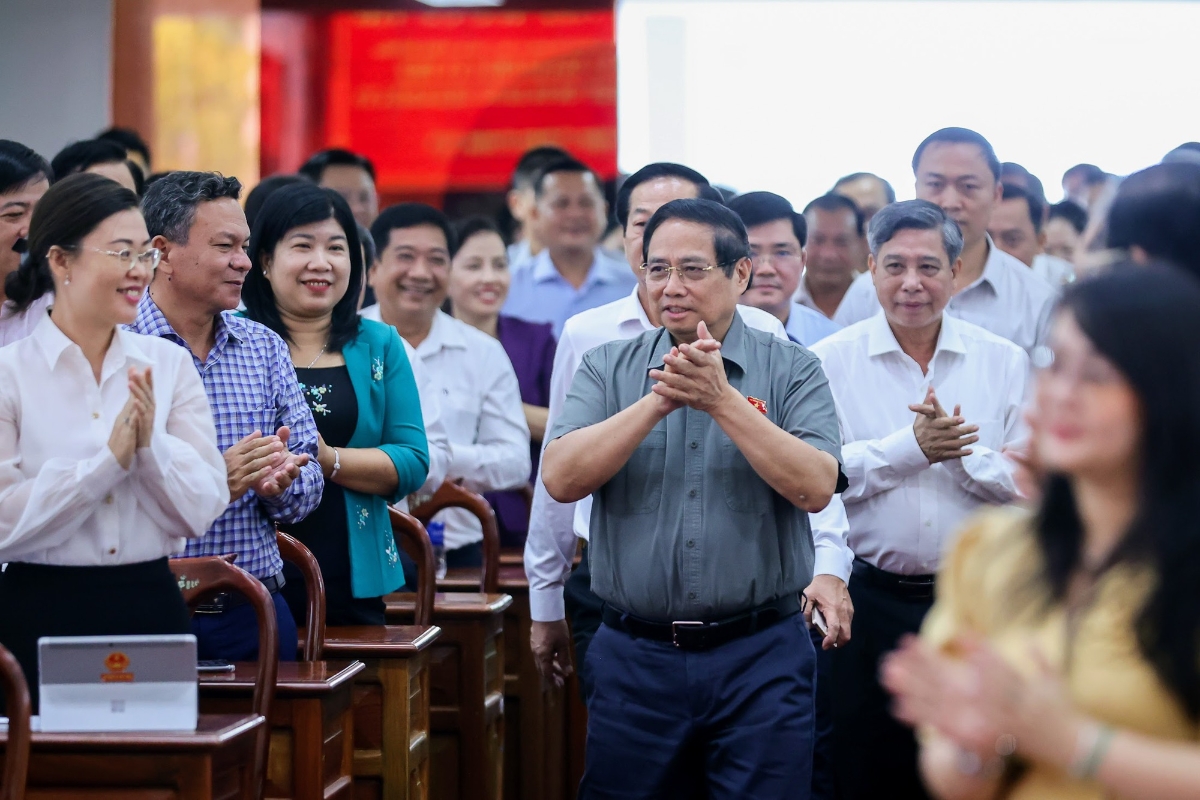 Thủ tướng Chính phủ Phạm Minh Chính tiếp xúc với cử tri thành phố Cần Thơ - Ảnh: VGP/Nhật Bắc.