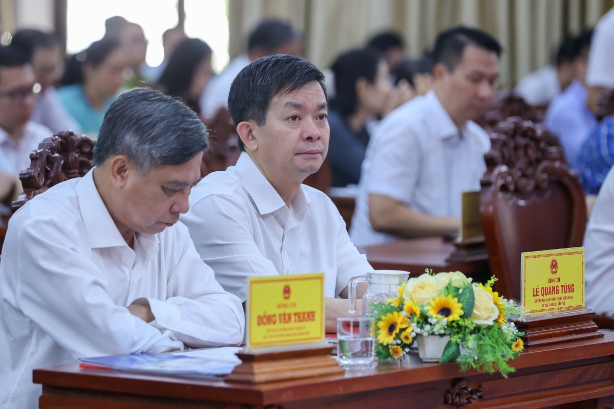 Ông Lê Quang Tùng, Bí thư Thành ủy Cần Thơ và ông Đồng Văn Thanh, Phó Bí thư Thường trực Thành ủy tham dự hội nghị - Ảnh: VGP/Nhật Bắc.