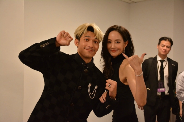 Nam diễn viên trong hậu trường lễ trao giải cùng nữ diễn viên Trung Quốc Trương Quân Ninh.