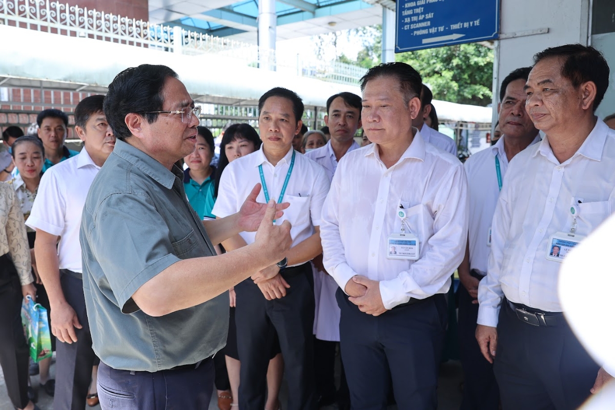 Thủ tướng nhấn mạnh việc khởi công lại, hoàn thành dự án Bệnh viện Ung bướu Cần Thơ có ý nghĩa quan trọng để không tiếp tục kéo dài, gây lãng phí, đáp ứng yêu cầu khám chữa bệnh rất cấp bách cho người dân - Ảnh: VGP/Nhật Bắc.