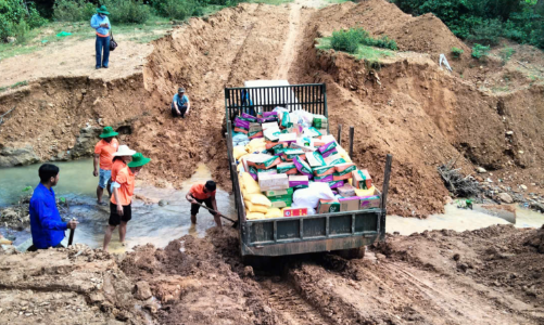 [Video]: Nỗ lực tiếp tế lương thực cho hơn 1.000 người bị cô lập xã vùng cao Nghệ An