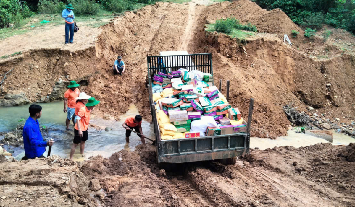 Nỗ lực đưa lương thực, hàng hóa vào các bản bị cô lập ở xã Nga My