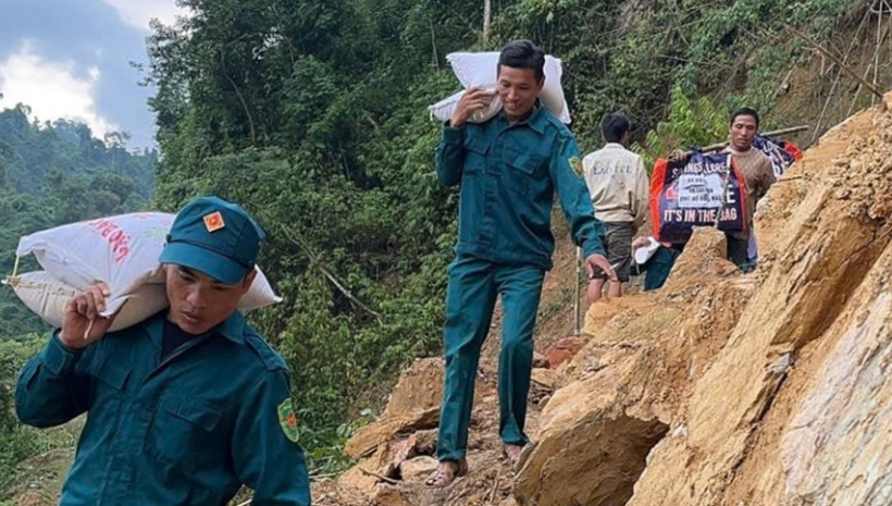 Khi gặp điểm sạt lở, các lực lượng bắt đầu vác gạo, thực phẩm đi bộ.