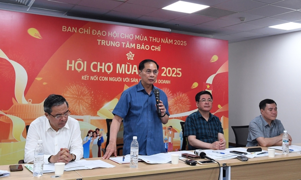 Phó Thủ tướng Bùi Thanh Sơn kiểm tra công tác chuẩn bị cho Hội chợ Mùa thu 2025 tại Trung tâm Triển lãm Việt Nam - Ảnh: VGP