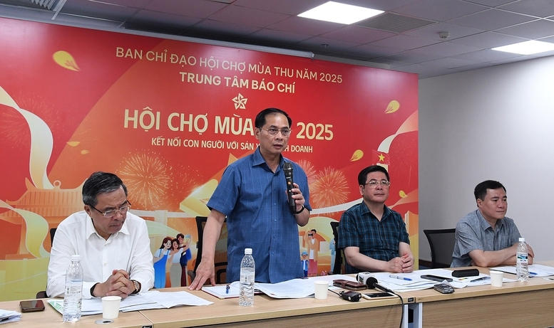 Phó Thủ tướng Bùi Thanh Sơn kiểm tra công tác chuẩn bị cho Hội chợ Mùa thu 2025 tại Trung tâm Triển lãm Việt Nam - Ảnh: VGP