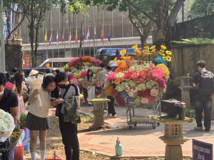 Càng gần 20/10 tại Hà Nội, thị trường hoa, quà càng thêm sôi động 