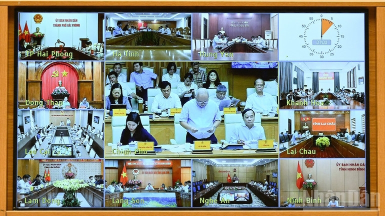 Hội nghị được truyền trực tuyến tới điểm cầu trụ sở Ủy ban nhân dân 34 tỉnh, thành phố trực thuộc Trung ương. Ảnh: Nhân Dân