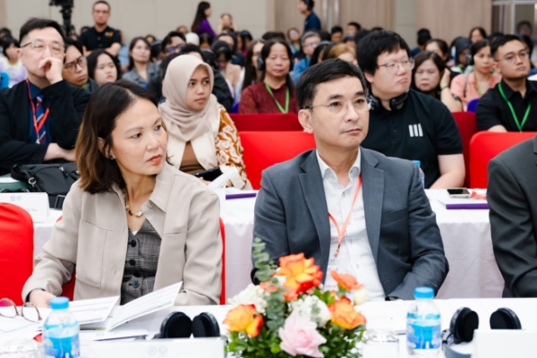 Hội nghị khoa học quốc tế “Cập nhật các tiến bộ mới trong lĩnh vực nhu động thần kinh ruột khu vực Châu Á - Thái Bình Dương” có sự tham dự của nhiều chuyên gia quốc tế, bác sĩ, nhà khoa học, giảng viên và học viên trong lĩnh vực tiêu hóa – gan mật trong nước và khu vực châu Á – Thái Bình Dương. GS.TS. Linda Nguyen (hàng đầu, bên trái)