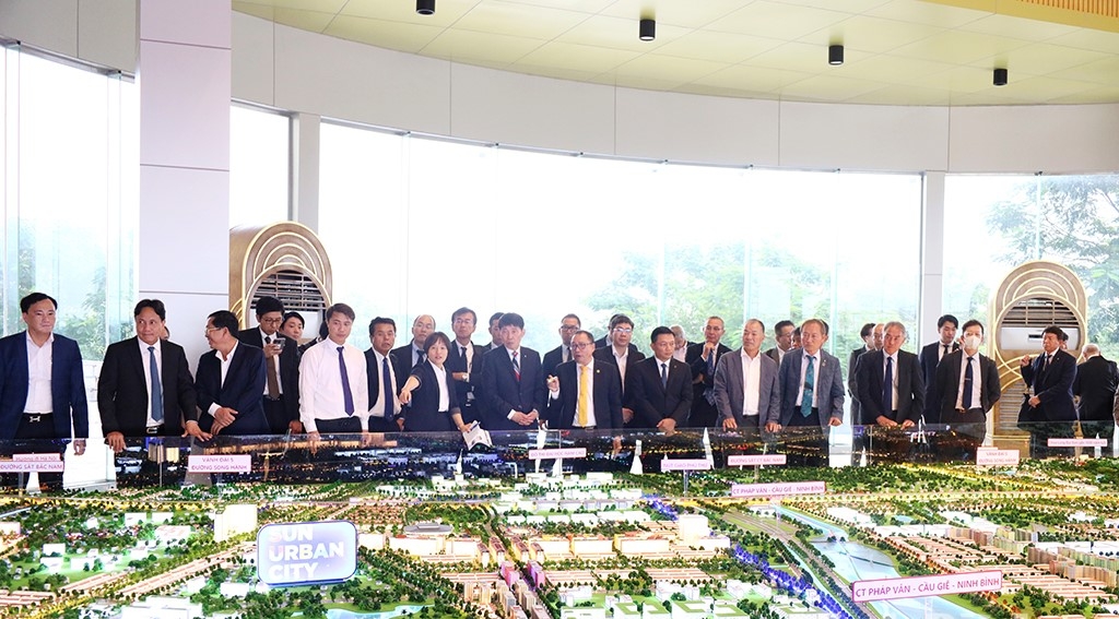 Đoàn công tác tỉnh Gunma (Nhật Bản) nghe giới thiệu về Khu Đô thị thời đại-Sun Urban City Hà Nam. Ảnh: Lê Dũng