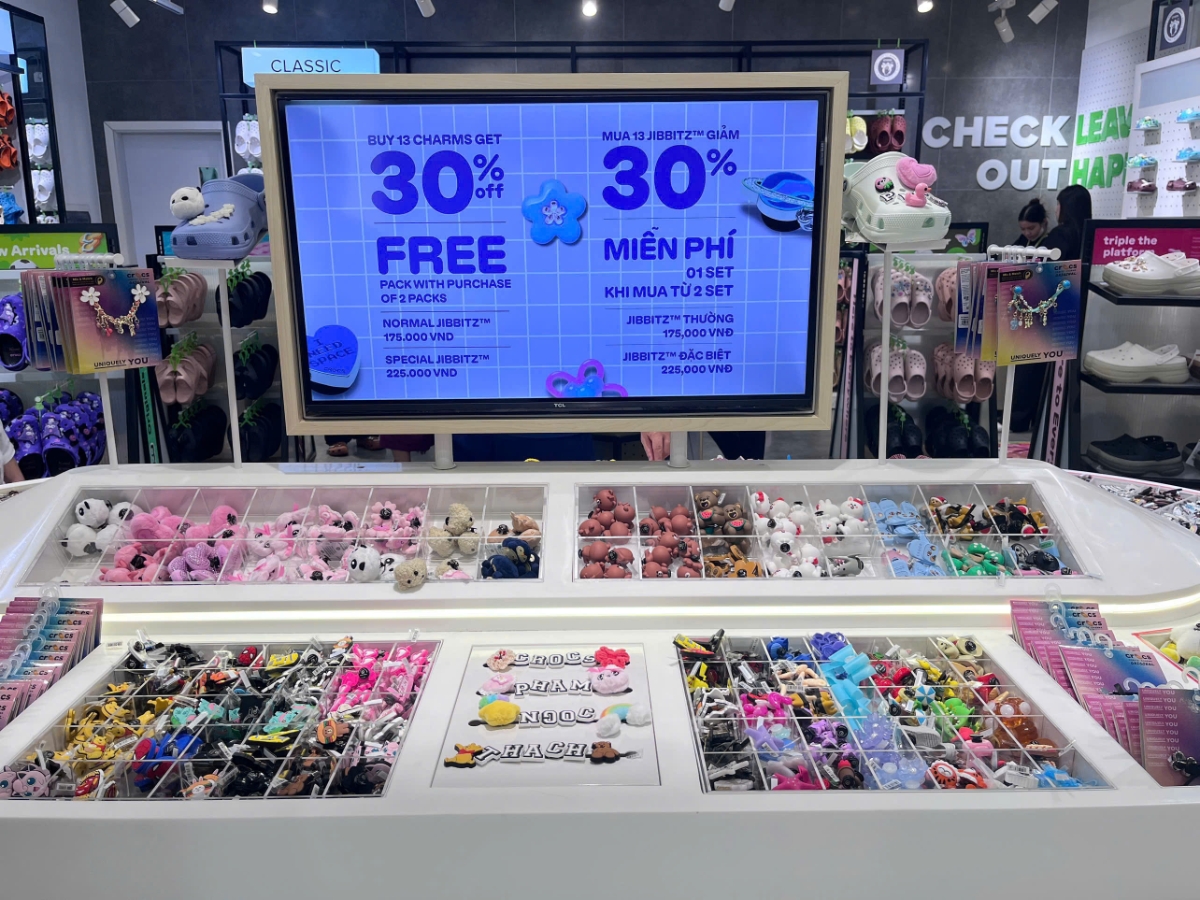 Dịch vụ trang trí dép theo sở thích được nhiều khách hàng trẻ tuổi ưa chuộng