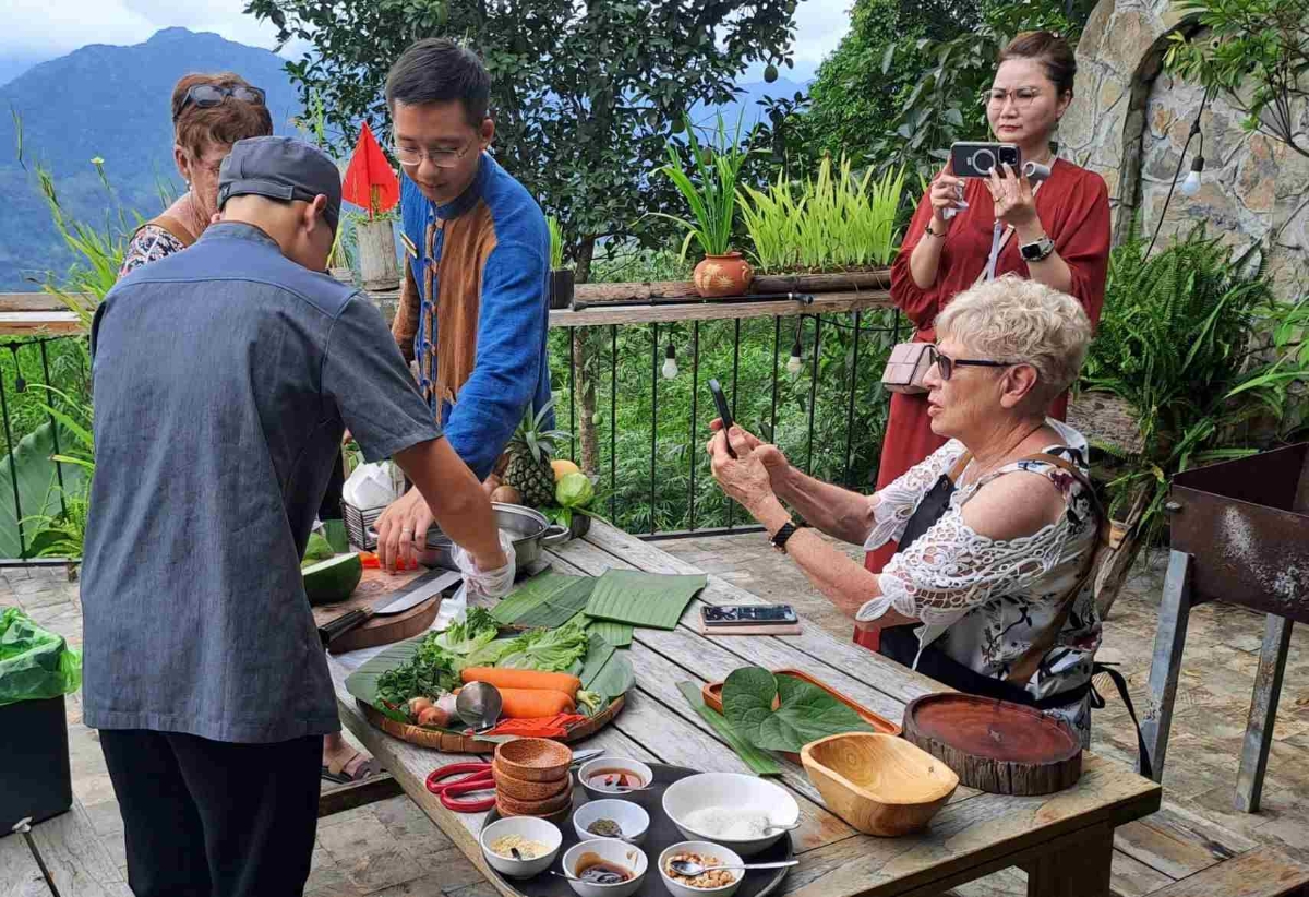 Du khách nước ngoài hào hứng học nấu món ăn Việt ở khu nghỉ dưỡng tại Pù Luông