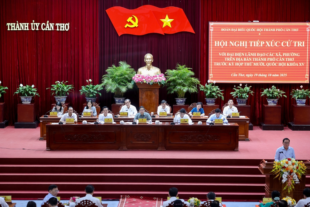 Thủ tướng Chính phủ Phạm Minh Chính tiếp xúc với cử tri là đại diện lãnh đạo các xã, phường trên địa bàn Cần Thơ - Ảnh: VGP/Nhật Bắc.