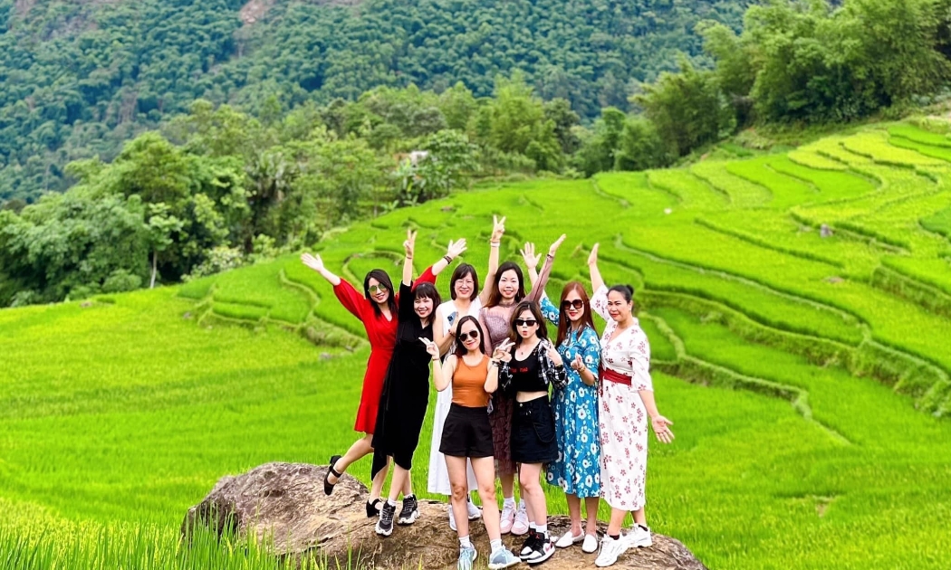 Khách du lịch đến Pù Luông, Thanh Hoá.
