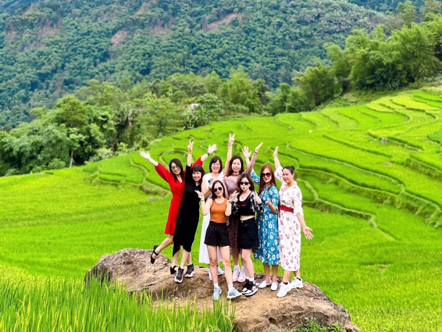 Du khách hào hứng chụp ảnh giữa ruộng lúa ở Pù Luông – minh chứng cho sức hút của du lịch xanh xứ Thanh.