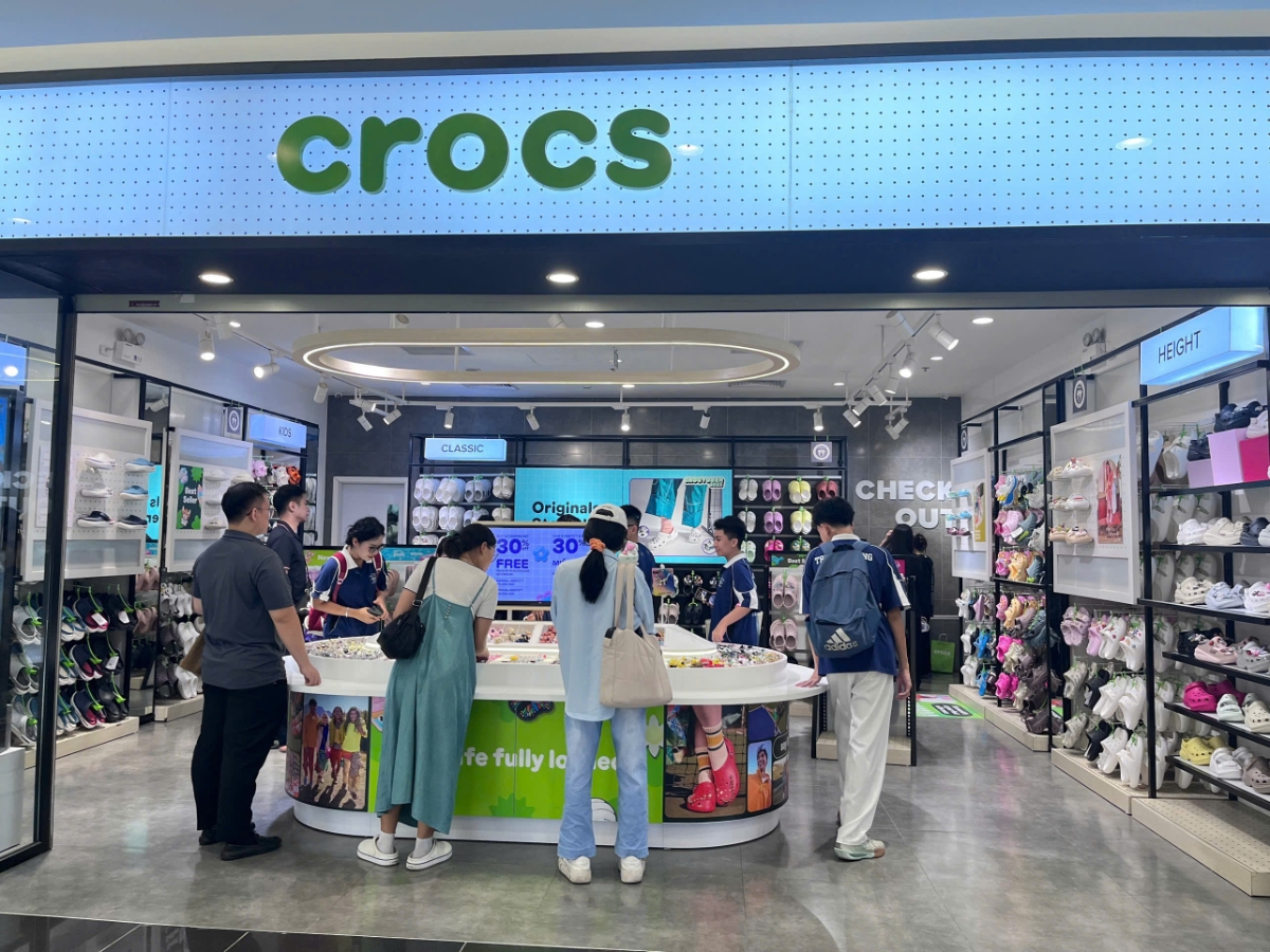 Quầy trang trí giày bằng phụ kiện&nbsp;charm tấp nập khách tham quan trải nghiệm