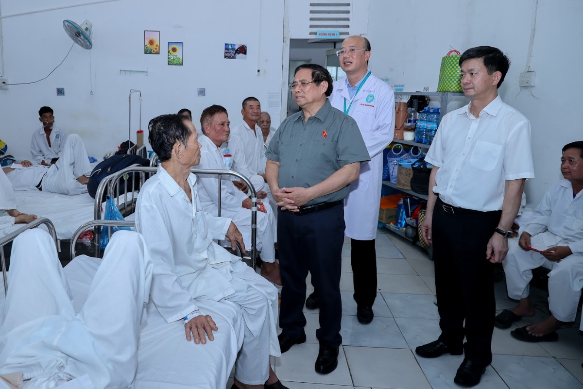 Thủ tướng tới thăm Bệnh viện Ung bướu Cần Thơ (cơ sở cũ), kiểm tra hiện trạng cơ sở vật chất và thăm hỏi, động viên đội ngũ y bác sĩ, các bệnh nhân - Ảnh: VGP/Nhật Bắc.