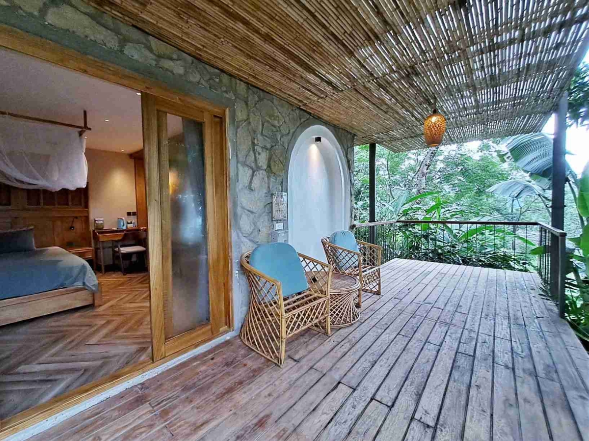 Các ngôi nhà sàn ở Pù Luông đều được sử dụng vật liệu thân thiện với môi trường, hoà quyện với không gian thiên nhiên xanh mát