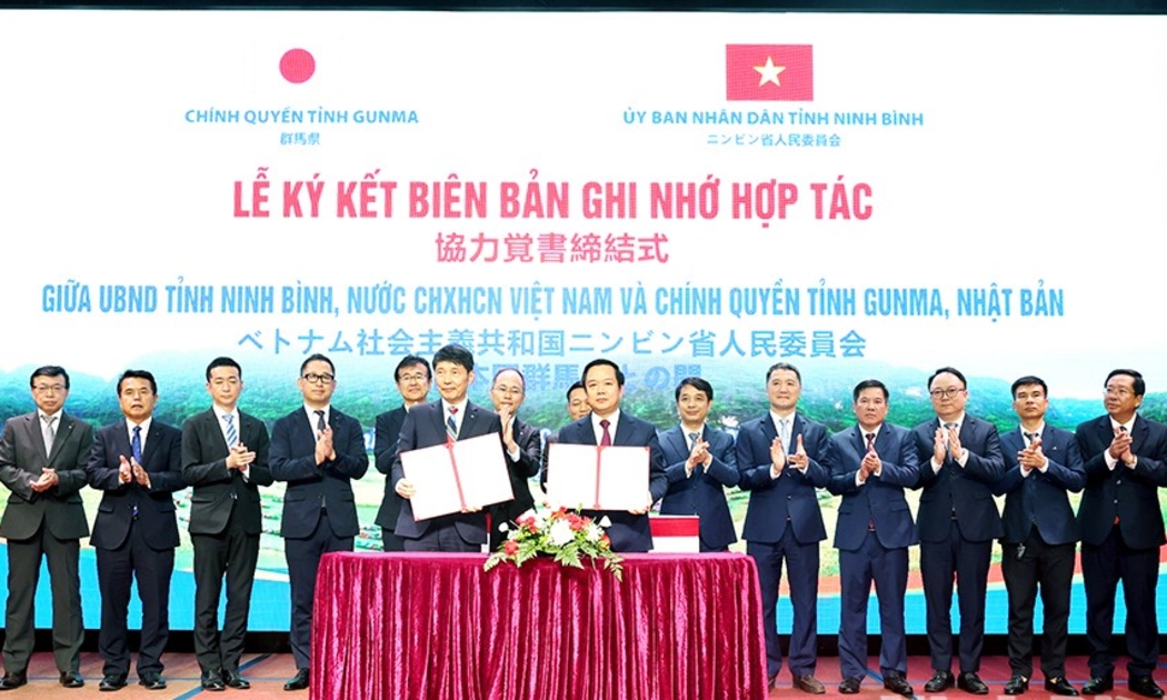 Ông Phạm Quang Ngọc, Chủ tịch UBND tỉnh Ninh Bình và ngài Yamamoto Ichita, Thống đốc tỉnh Gunma ký kết Biên bản ghi nhớ hợp tác giữa UBND tỉnh Ninh Bình và Chính quyền tỉnh Gunma. Ảnh: Lê Dũng