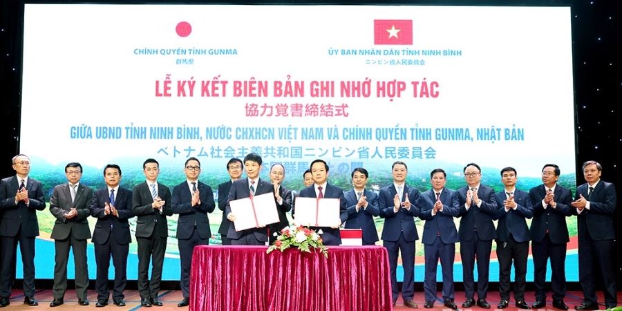 Ông Phạm Quang Ngọc, Chủ tịch UBND tỉnh Ninh Bình và ngài Yamamoto Ichita, Thống đốc tỉnh Gunma ký kết Biên bản ghi nhớ hợp tác giữa UBND tỉnh Ninh Bình và Chính quyền tỉnh Gunma. Ảnh: Lê Dũng