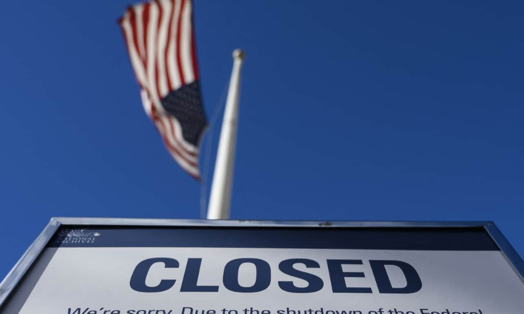 Biển báo tạm đóng cửa tại một cơ sở của chính phủ Mỹ ở Washington, D.C. - Ảnh: Reuters