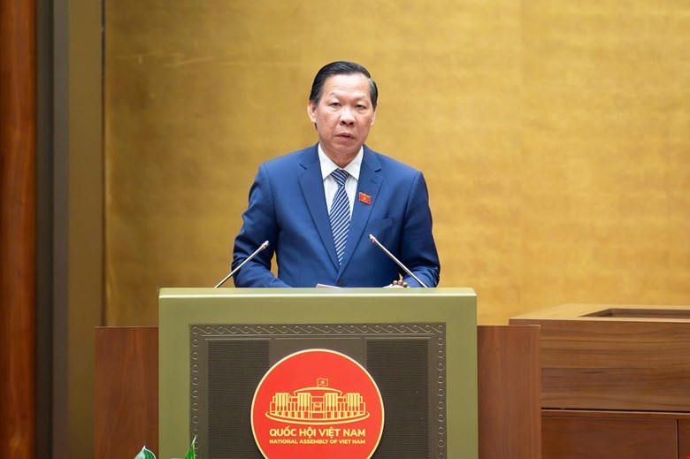 Chủ nhiệm Ủy ban Kinh tế và Tài chính Phan Văn Mãi trình bày báo cáo thẩm tra.