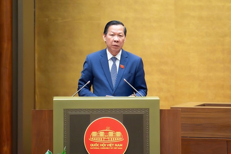Chủ nhiệm Ủy ban Kinh tế và Tài chính Phan Văn Mãi trình bày báo cáo thẩm tra.