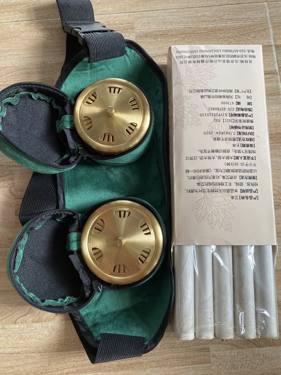 Trào lưu làm ấm tử cung hiện nay thường được thực hiện qua xông hơi, hơ ngải cứu, chườm muối nóng hoặc dùng miếng dán giữ nhiệt. 