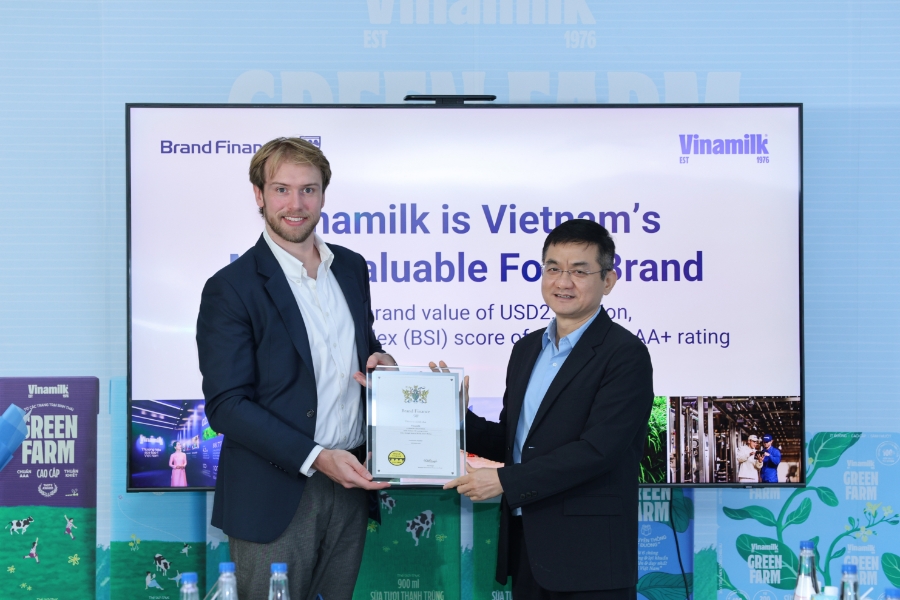 Ông Nguyễn Quang Trí – Giám đốc điều hành Marketing Vinamilk – nhận chứng nhận Top 100 thương hiệu giá trị nhất Việt Nam từ đại diện Brand Finance (Ảnh: Nguyễn Hoàng).