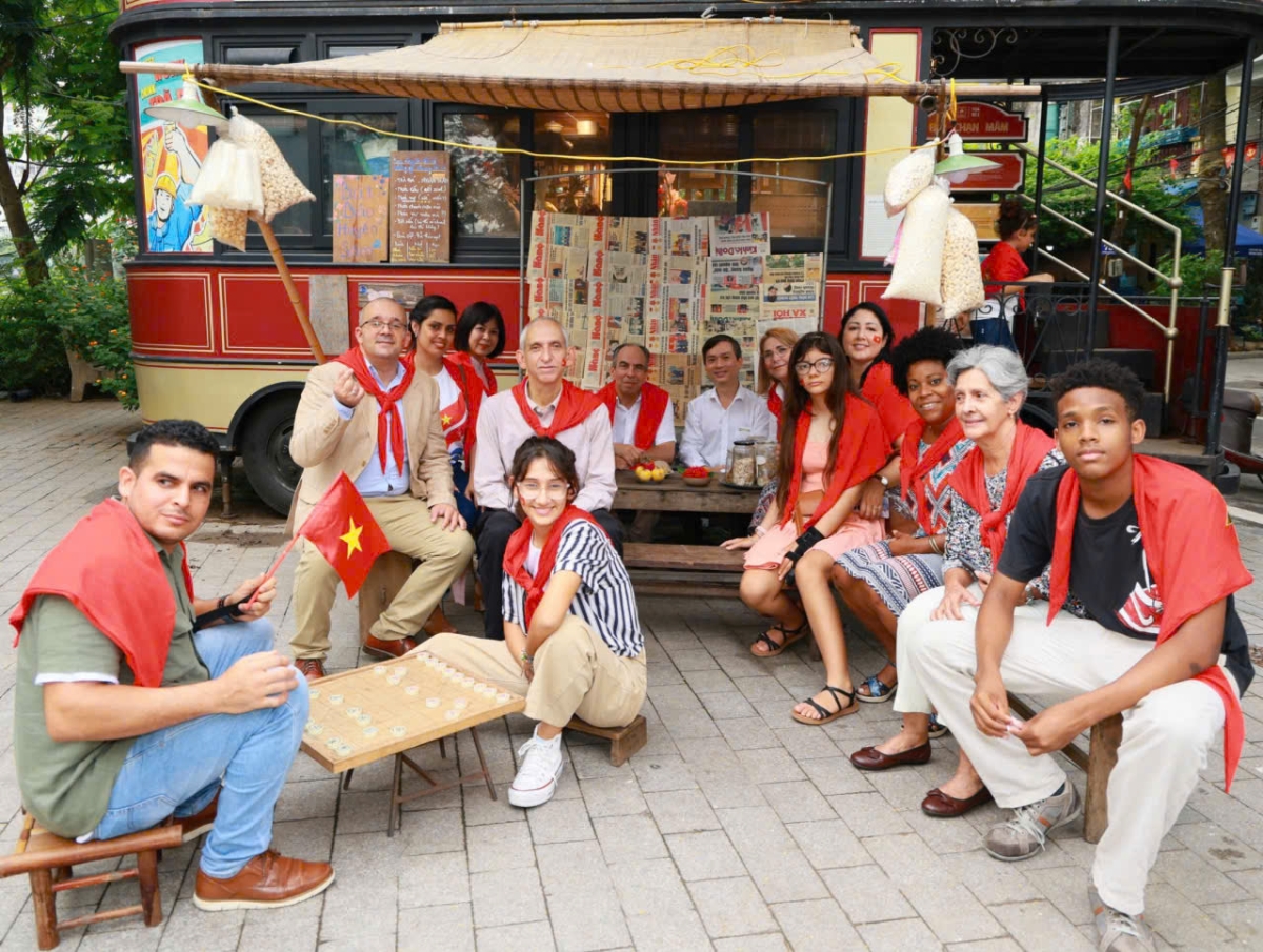 Đoàn Đại sứ Cuba tại Việt Nam nghe câu chuyện về văn hoá “trà đá vỉa hè” tại dự án Tuyến tàu điện số 6.