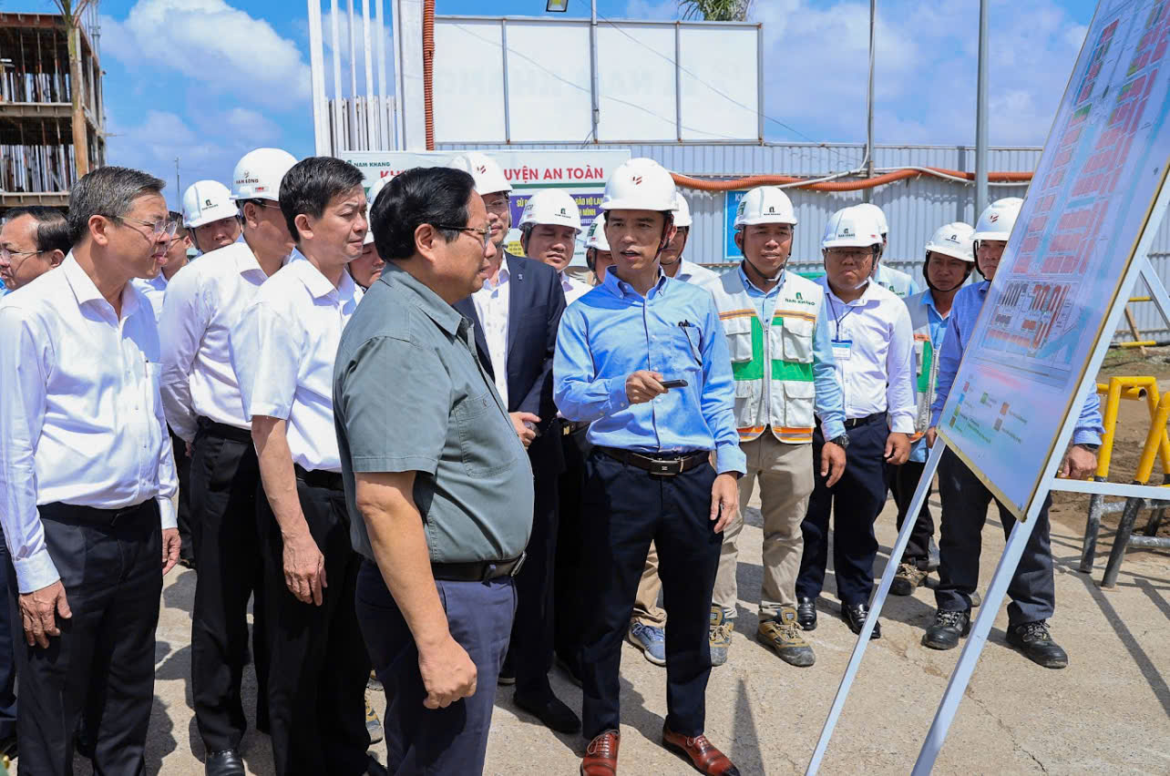 Thủ tướng thăm dự án nhà ở xã hội tại thành phố Cần Thơ (Ảnh: VGP).
