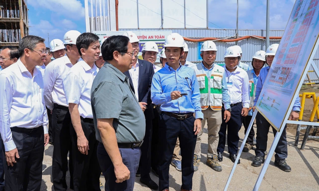 Thủ tướng thăm dự án nhà ở xã hội tại thành phố Cần Thơ (Ảnh: VGP).