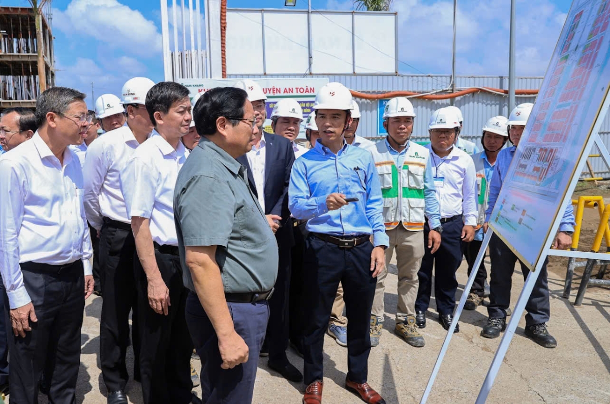 Thủ tướng thăm dự án nhà ở xã hội tại thành phố Cần Thơ (Ảnh: VGP).