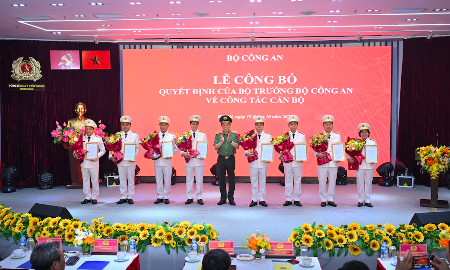 Phong cấp bậc hàm sĩ quan nghiệp vụ với 8 lãnh đạo chủ chốt của Tổng công ty Viễn thông MobiFone