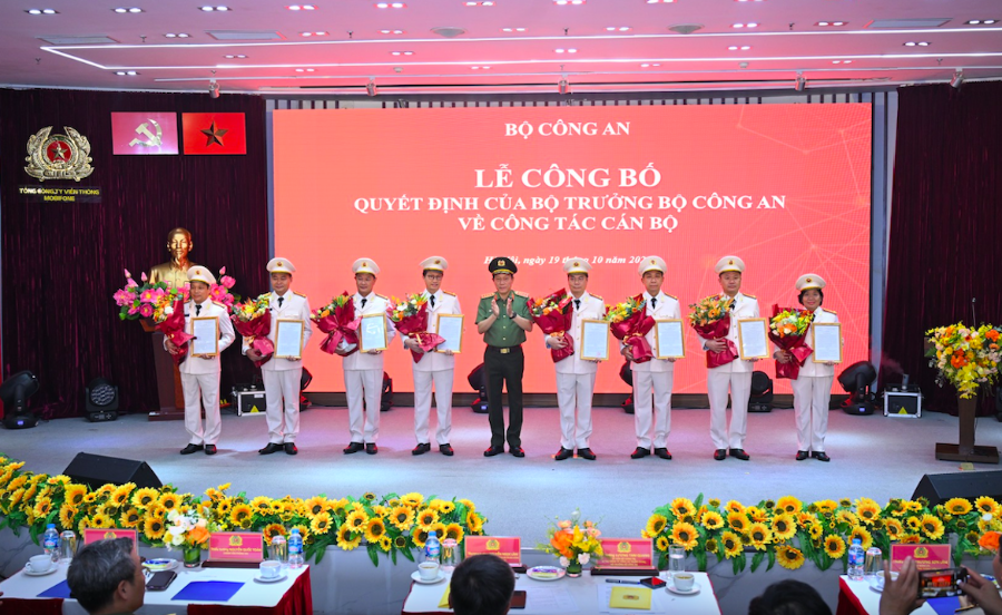 Bộ trưởng Lương Tam Quang trao quyết định tuyển chọn vào lực lượng Công an và phong cấp bậc hàm cho các đồng chí lãnh đạo chủ chốt MobiFone - Ảnh: Bộ Công an.