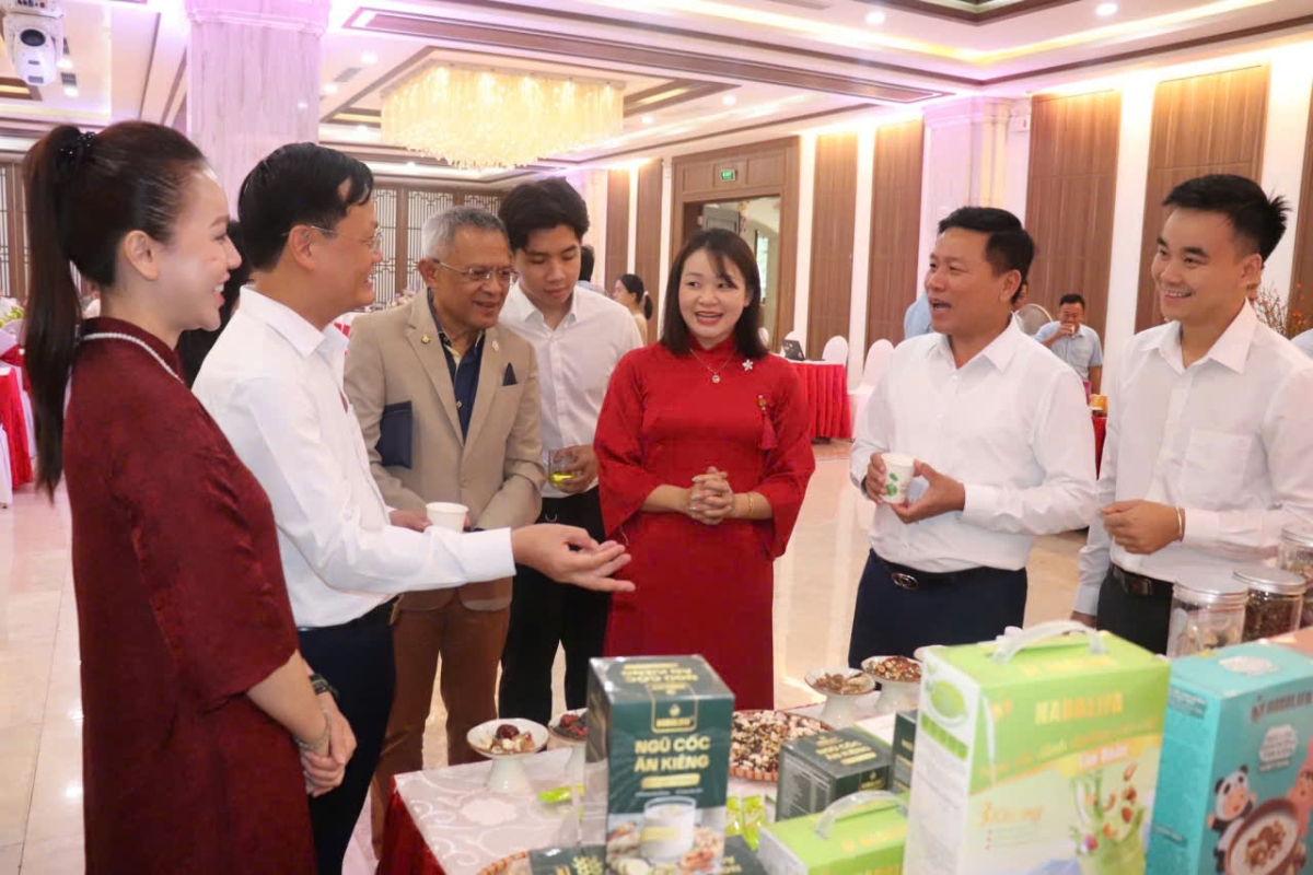 Các đại biểu tham quan các sản phẩm nông sản