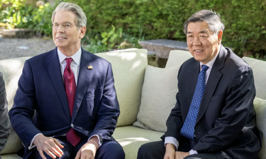 Bộ trưởng Bộ Tài chính Mỹ Scott Bessent (trái) và Phó thủ tướng Trung Quốc Hà Lập Phong tại Geneva, Thụy Sỹ, tháng 5/2025 - Ảnh: Reuters.