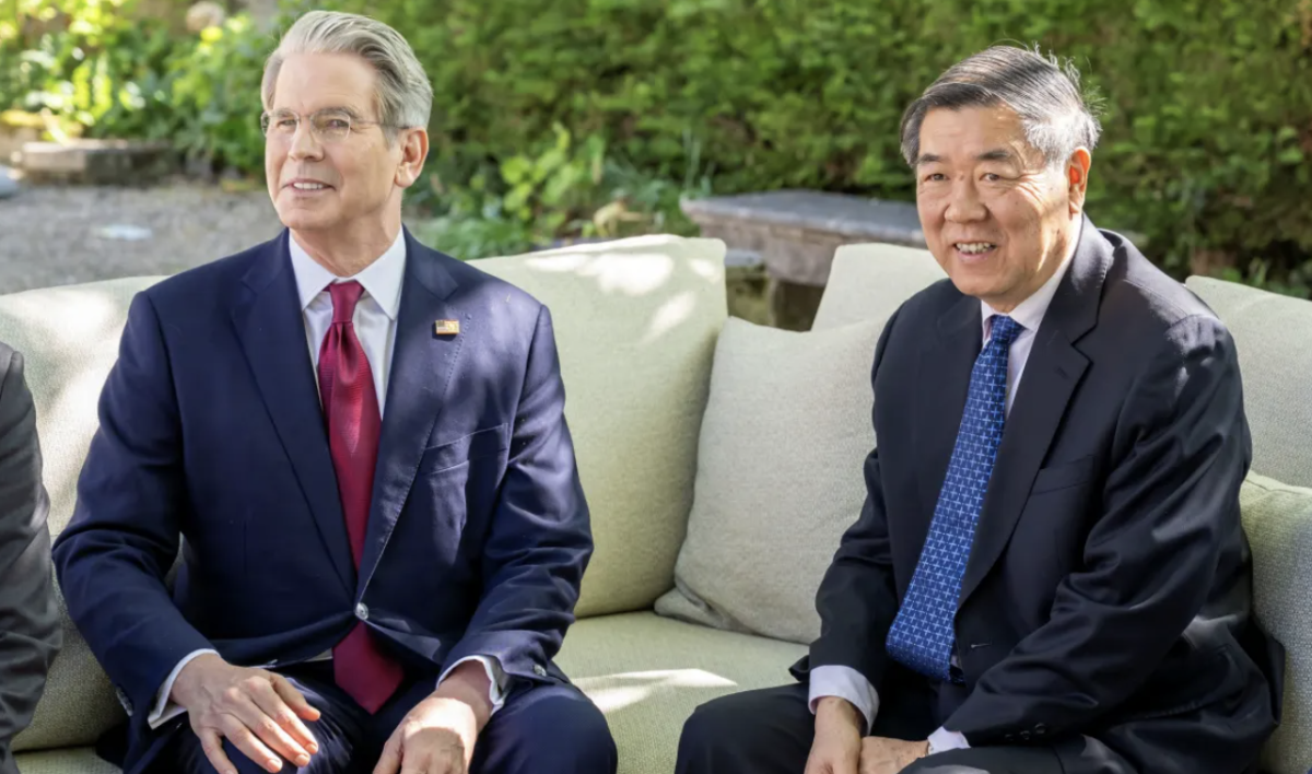 Bộ trưởng Bộ Tài chính Mỹ Scott Bessent (trái) và Phó thủ tướng Trung Quốc Hà Lập Phong tại Geneva, Thụy Sỹ, tháng 5/2025 - Ảnh: Reuters.