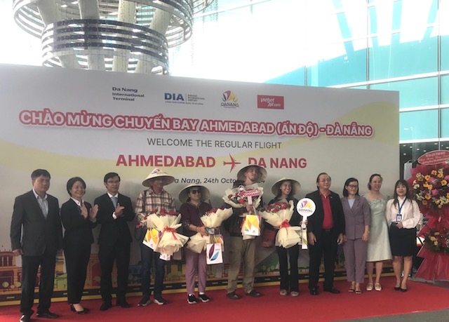 Sở Văn hóa, Thể thao và Du lịch TP. Đà Nẵng, Cảng vụ Hàng không miền Trung,Công ty Cổ phần Đầu tư Khai thác Nhà ga Quốc tế Đà Nẵng chào đón và tặng quà lưu niệm hành khách. Ảnh Ngô Anh Văn
