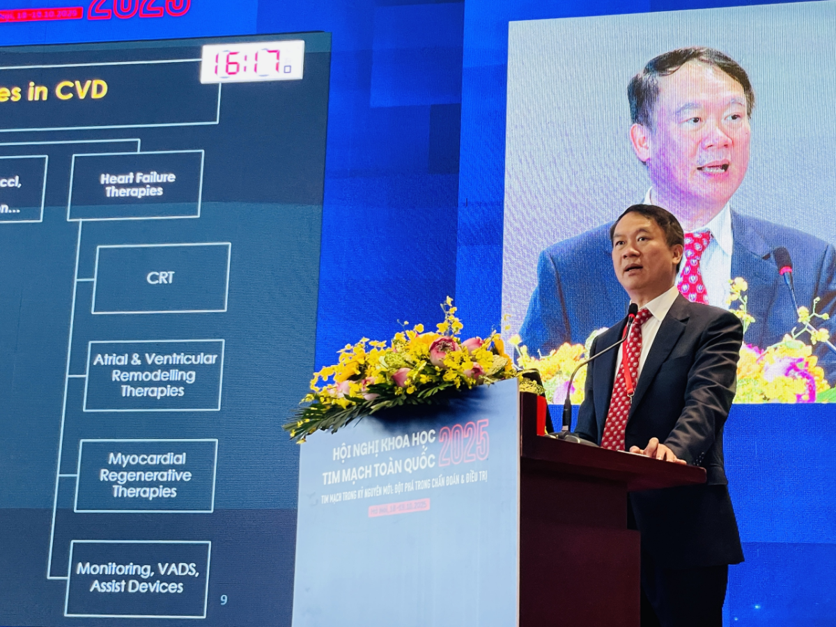 GS.TS. Phạm Mạnh Hùng, Phó Chủ tịch Hội tim mạch Việt Nam, chia sẻ tại hội nghị.