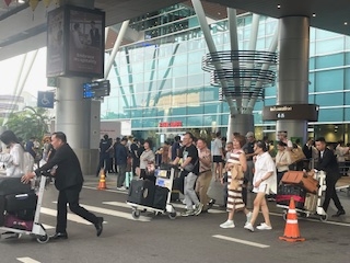 Hành khách di chuyển về khách sạn và các điểm tham quan, nghỉ dưỡng. Ảnh Ngô Anh Văn