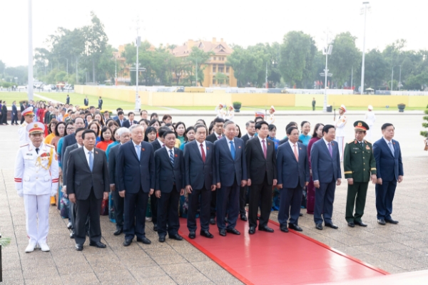 Các đồng chí lãnh đạo Đảng, Nhà nước, Mặt trận Tổ quốc Việt Nam và các đại biểu Quốc hội chuẩn bị viếng Lăng Chủ tịch Hồ Chí Minh.