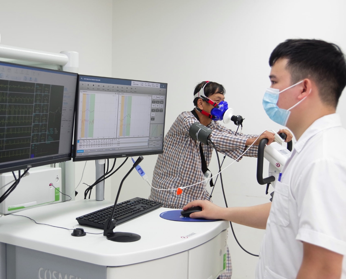 Bác sĩ đo gắng sức tim mạch hô hấp cho bệnh nhân.