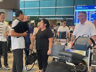 Hướng dẫn hành khách nhập cảnh vào Việt Nam qua cửa khẩu sân bay Quốc tế Đà Nẵng. Ảnh Ngô Anh Văn