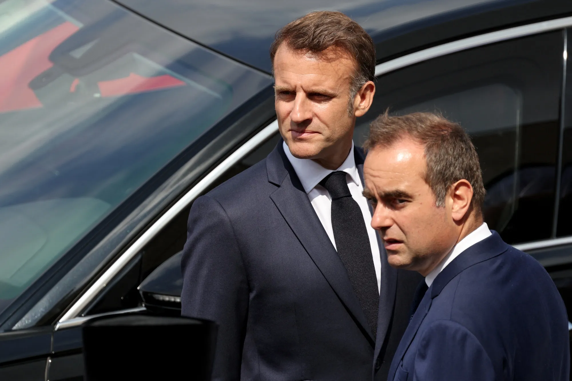 Tổng thống Pháp Emmanuel Macron (trái) và Thủ tướng Pháp Sebastien Lecornu - Ảnh: Bloomberg.