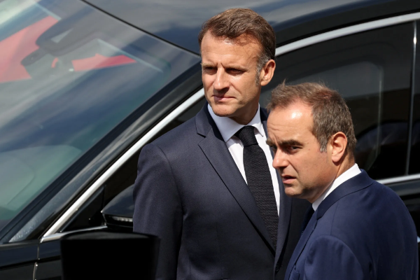 Tổng thống Pháp Emmanuel Macron (trái) và Thủ tướng Pháp Sebastien Lecornu - Ảnh: Bloomberg.