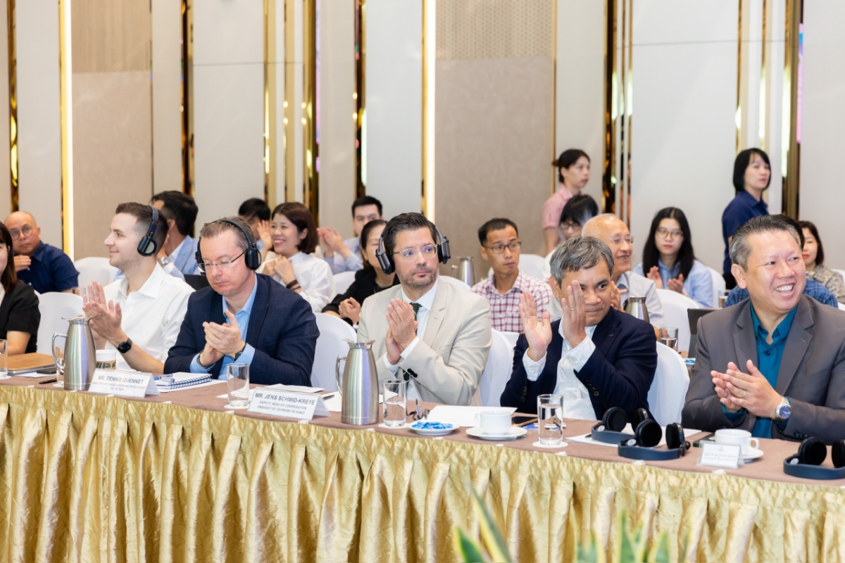 Ông Dennis Quennet, Giám đốc Phát triển Kinh tế Bền vững, Tổ chức Hợp tác quốc tế Đức GIZ (thứ 4 từ phải qua) tại&nbsp;Hội nghị đối tác Thúc đẩy chuyển đổi số - xanh doanh nghiệp Việt Nam 2025 (VETTP 2025)