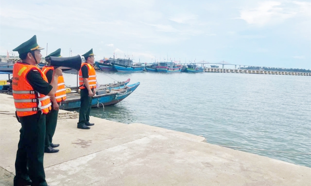 Kêu gọi tàu thuyền còn đang hoạt động trên biển vào nơi neo đậu an toàn trước 19 giờ ngày 20/10/2025.